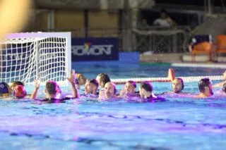 Un match amateur argentin disputé sur un terrain de water-polo
