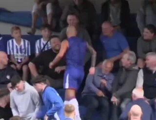 Remplacé par son entraîneur, il se bat avec un supporter