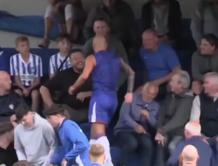 Remplacé par son entraîneur, il se bat avec un supporter