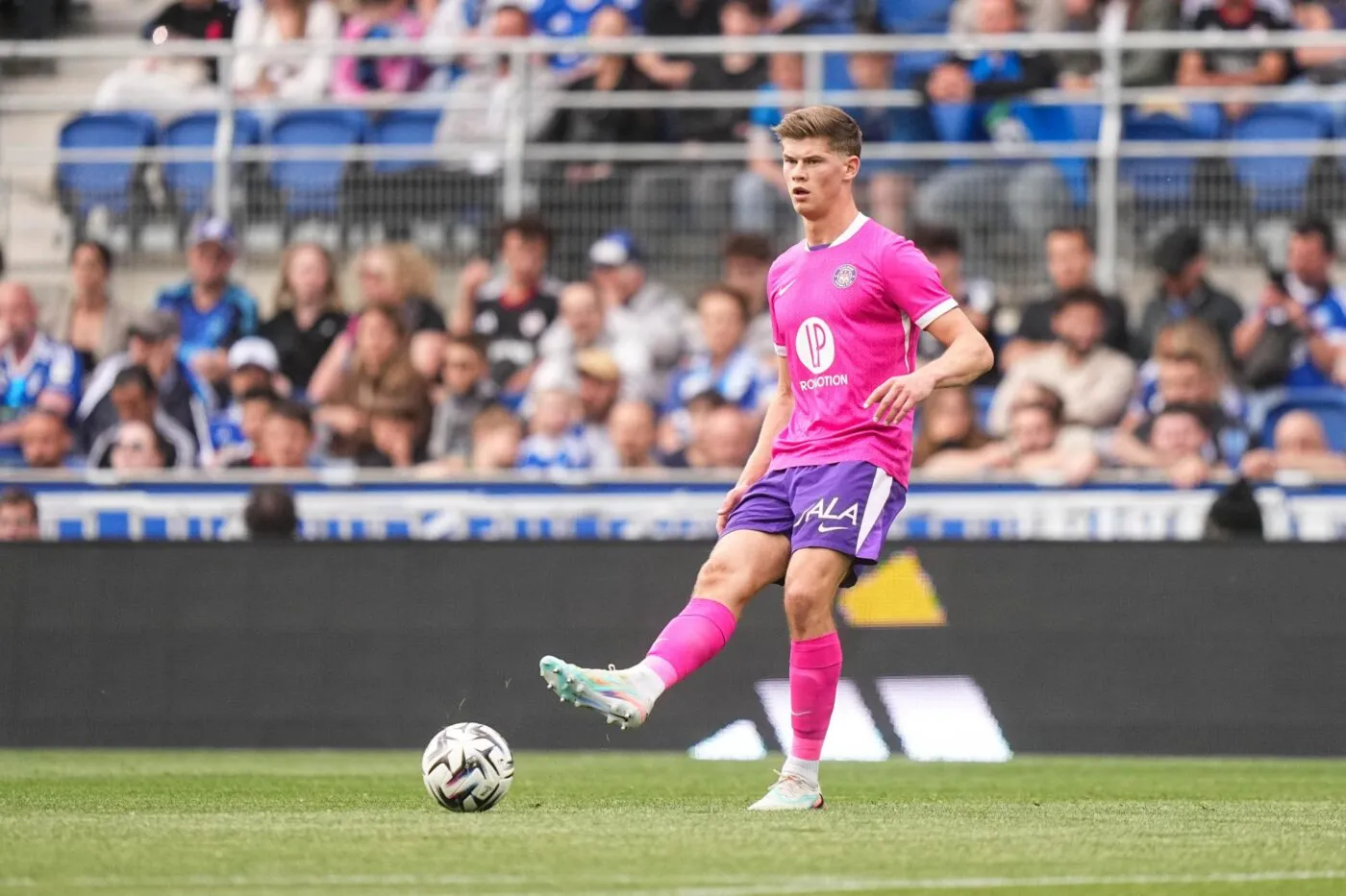 Charlie Cresswell reste en Ligue 1 contre au moins 25 millions d'euros