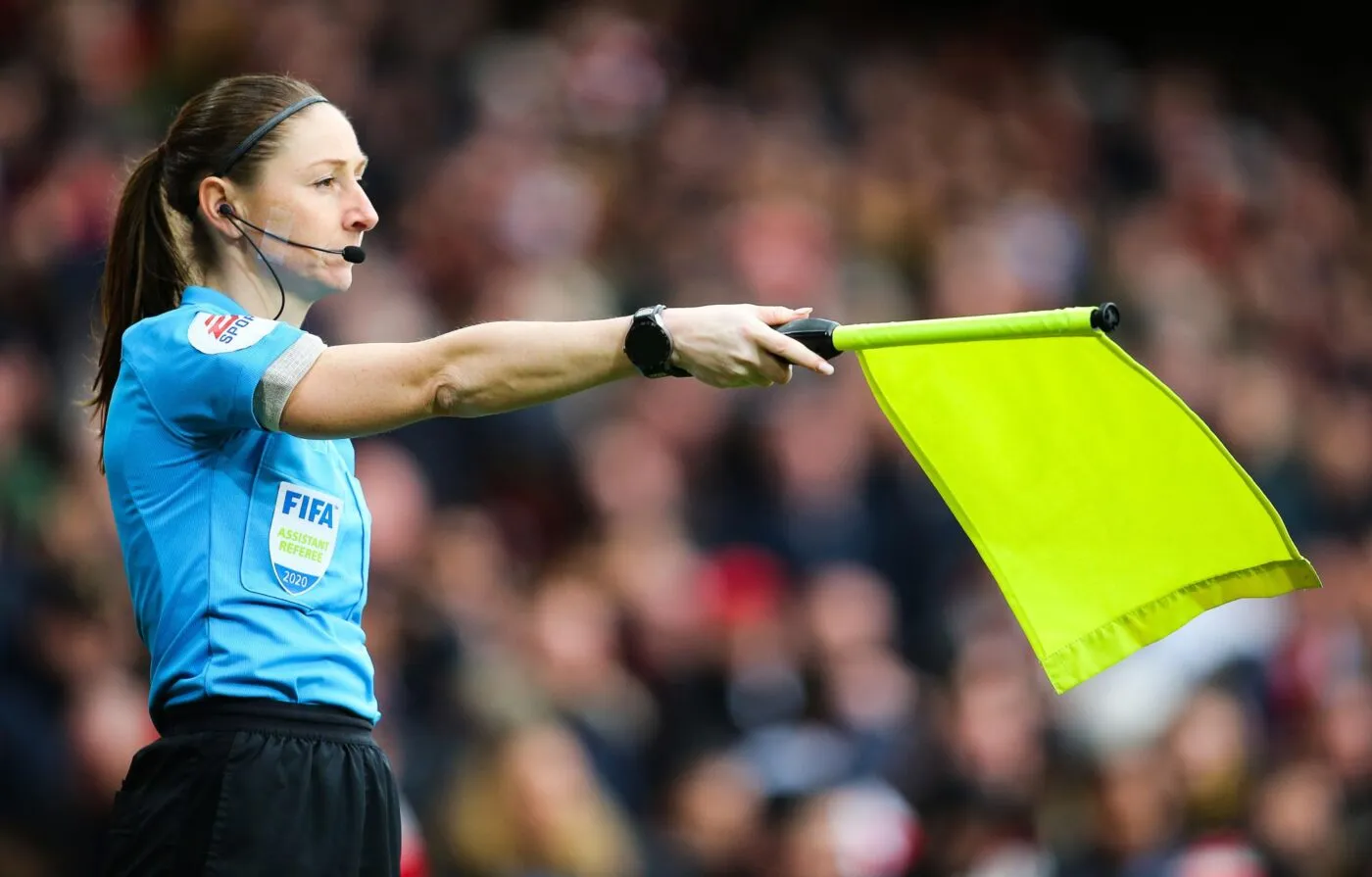 Une pionnière de l'arbitrage en Angleterre prend sa retraite sportive
