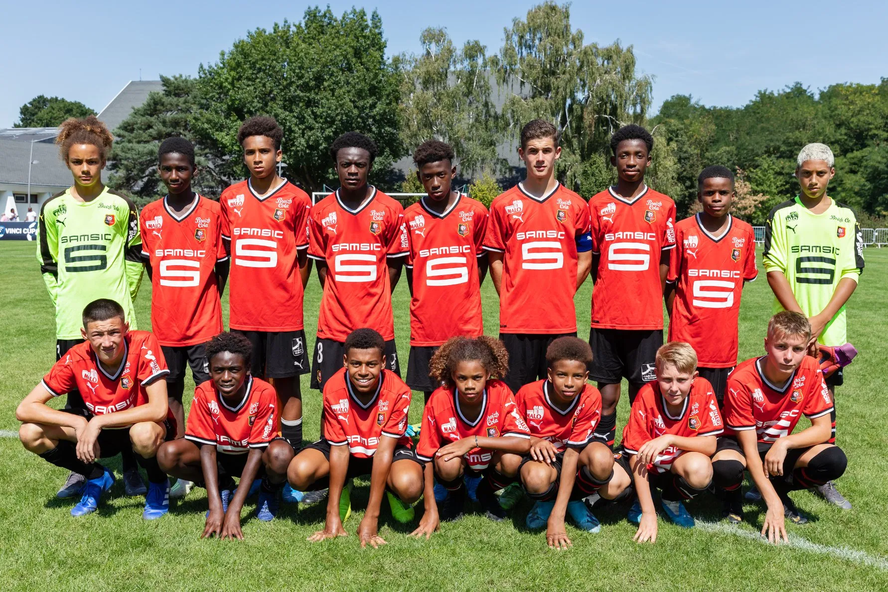 Désiré Doué est en bas, troisième en partant de la gauche