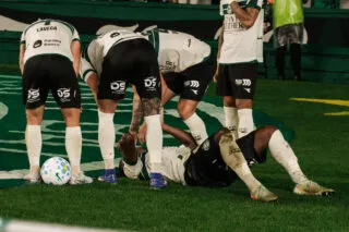 Un joueur tombe des escaliers en célébrant un but… finalement annulé par le VAR