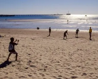 Pourquoi trouve-t-on si peu de cages de foot sur les plages ?