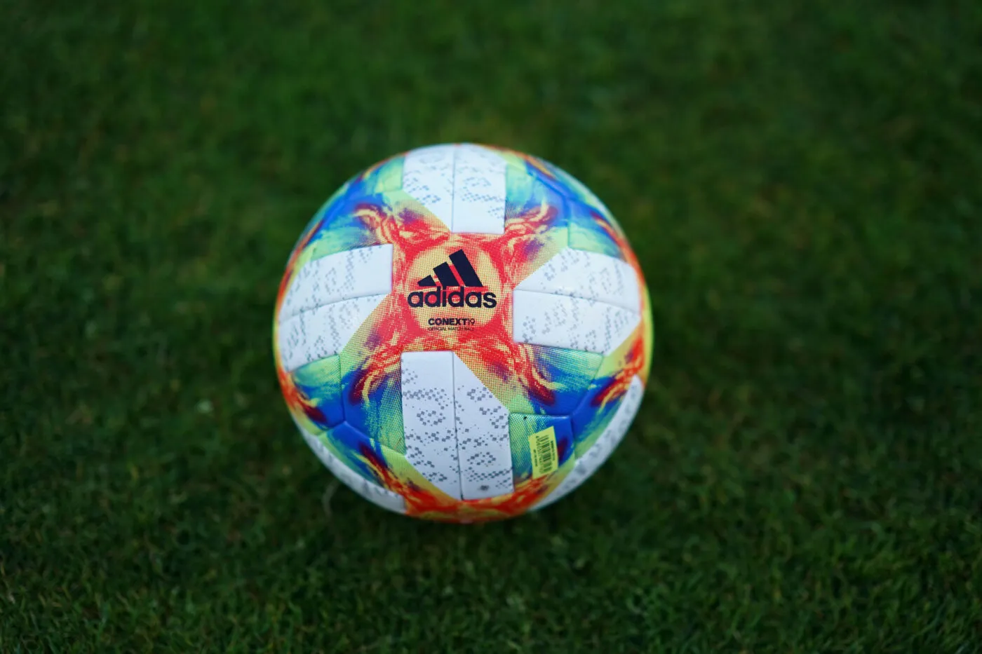 Des ultras d'un club chinois embrouillent un enfant à cause de son maillot