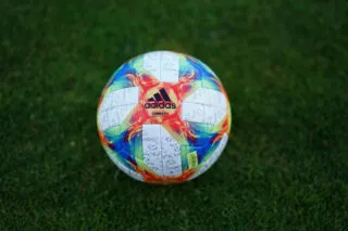 Des ultras d'un club chinois embrouillent un enfant à cause de son maillot