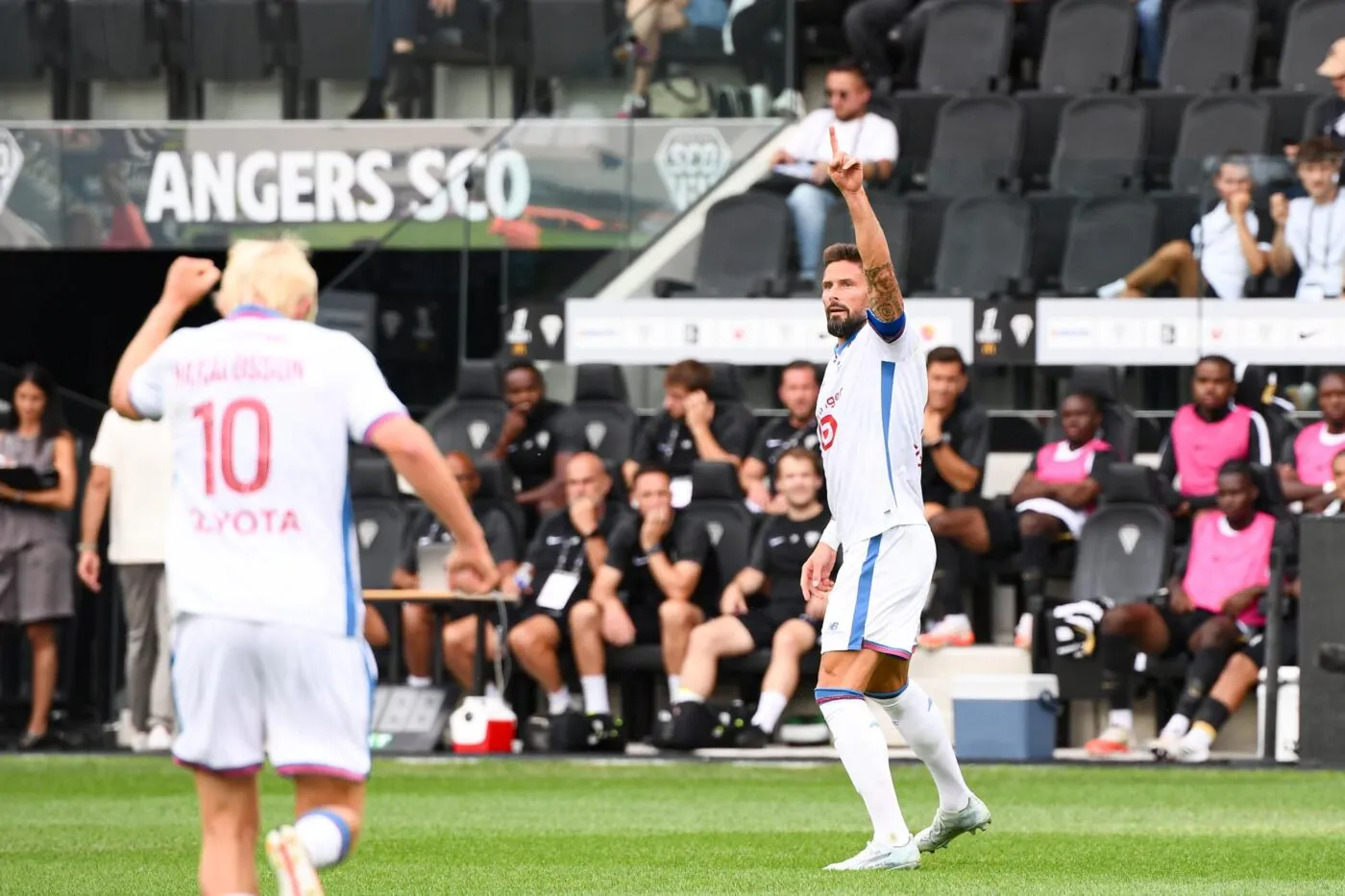 Grâce à Olivier Giroud, Lille croque Angers