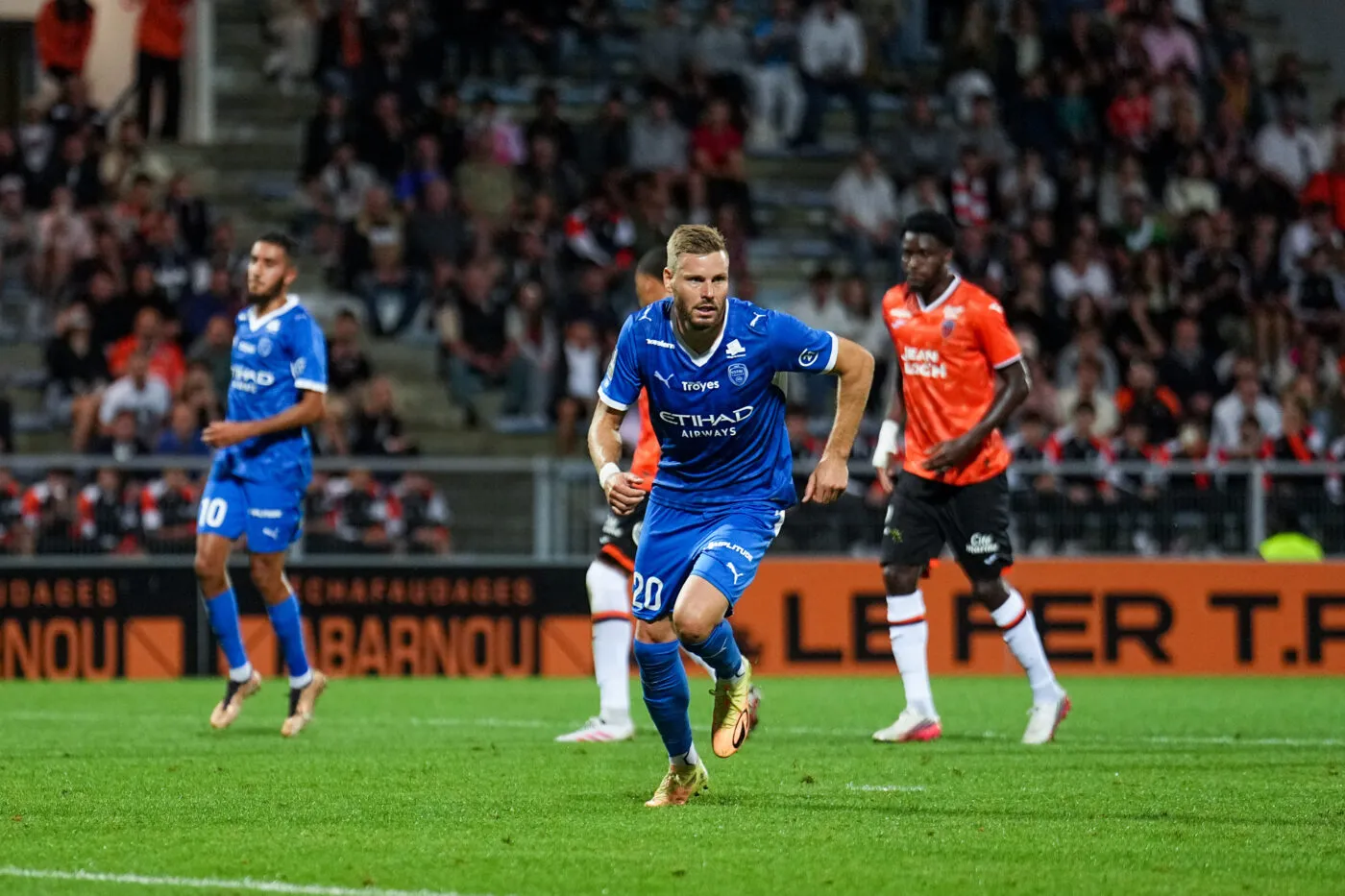 Troyes et Angers s'imposent à l'extérieur