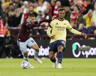 Arsenal et Saka domptent Aston Villa