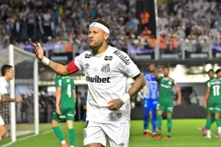 Neymar a un nouvel ennemi, la pelouse de son propre stade