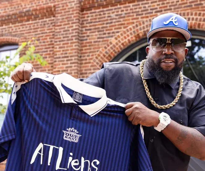 Le groupe mythique Outkast sort un maillot trop cool pour soutenir une super cause