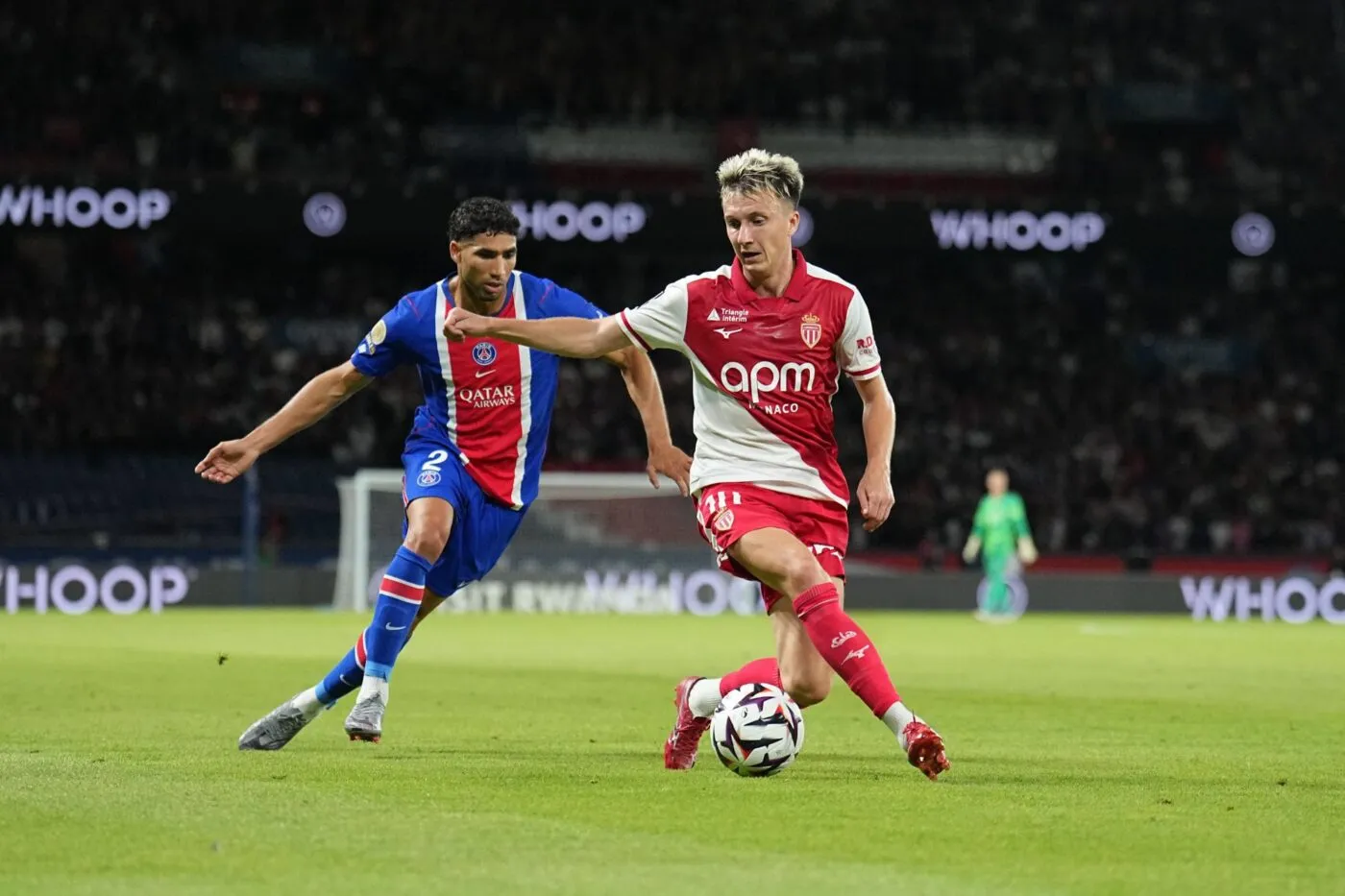 Monaco renverse le PSG et prend la tête du championnat