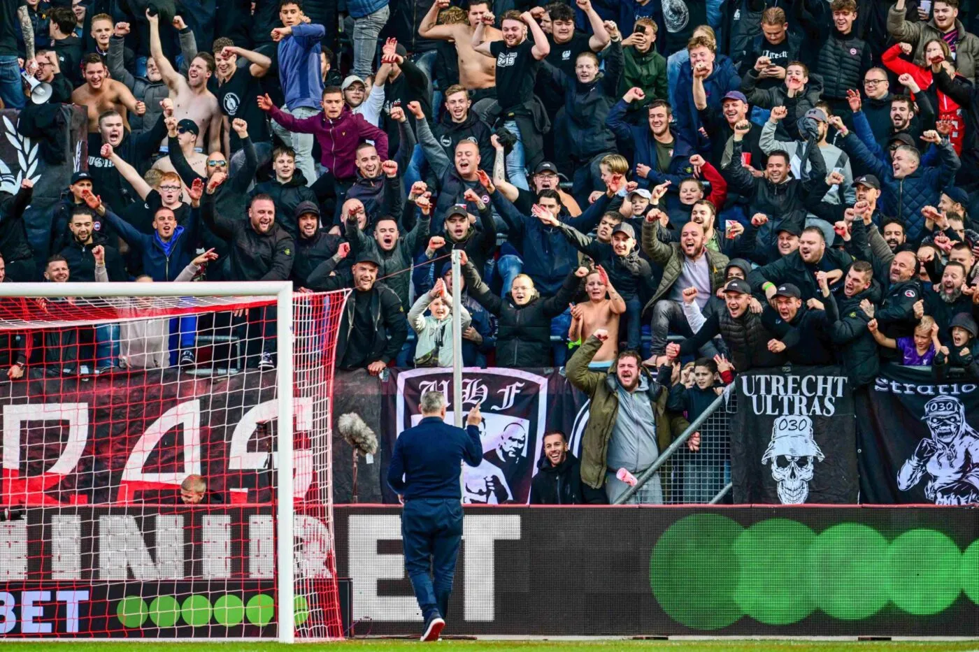 Des supporters néerlandais pètent un plomb