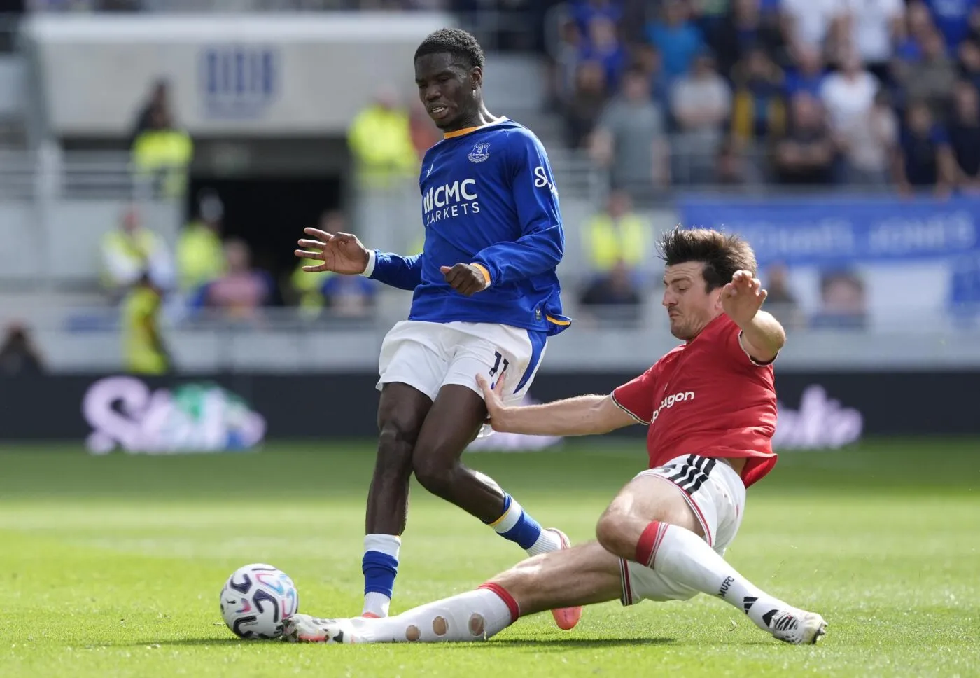 Un ancien lyonnais fait déjà des misères à Manchester United