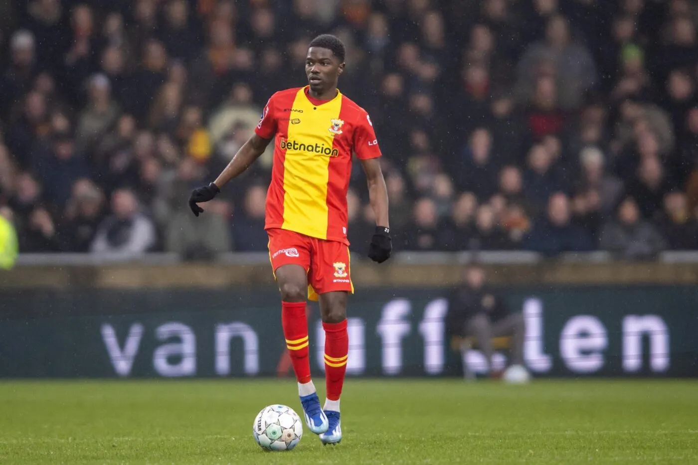 Un joueur de Cambuur réagit d’une drôle de manière à une décision de la VAR