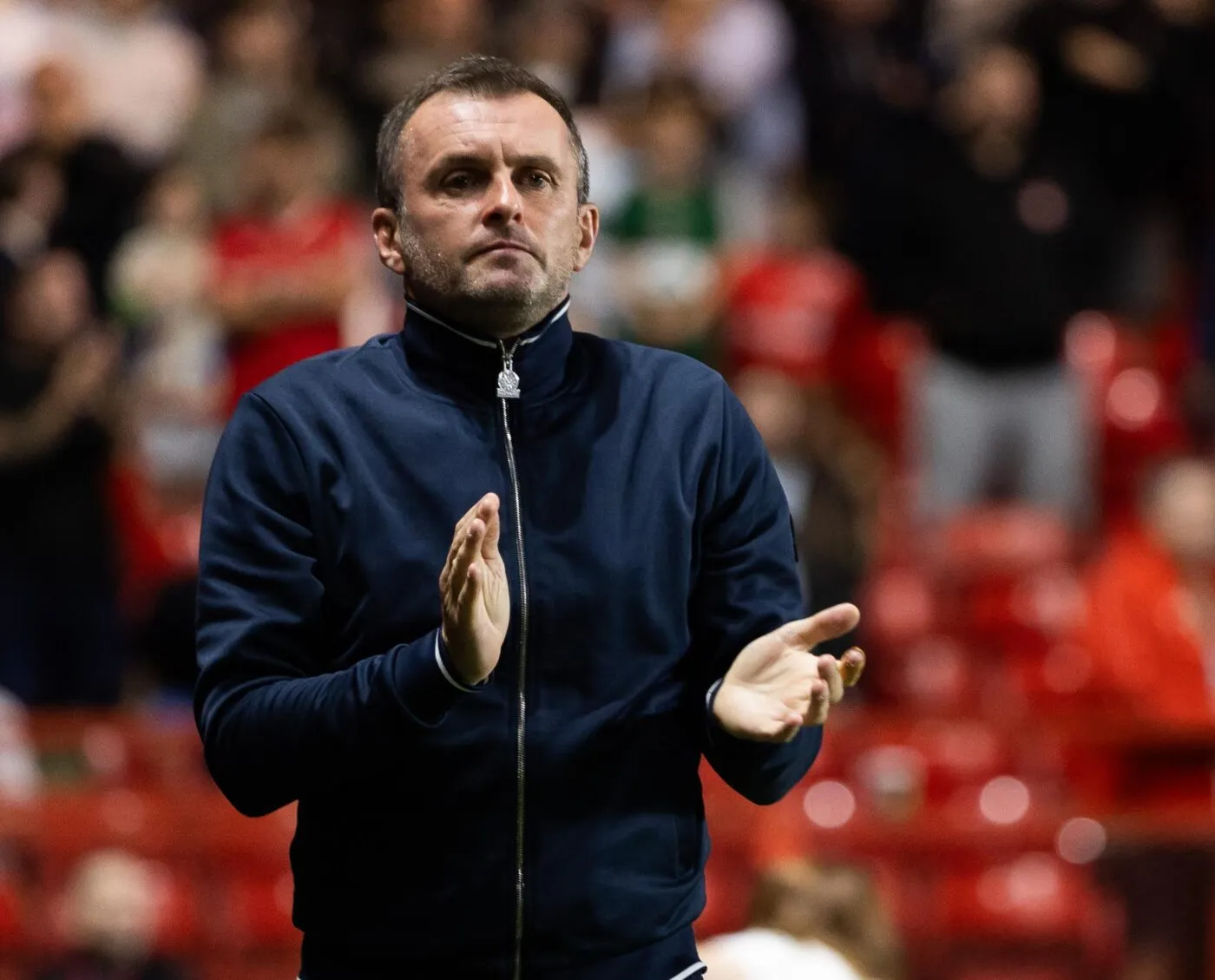«<span style="font-size:50%"> </span>Comme si j’avais balancé son chat <span style="font-size:50%"> </span>» : le coach de Charlton s’en prend à un arbitre