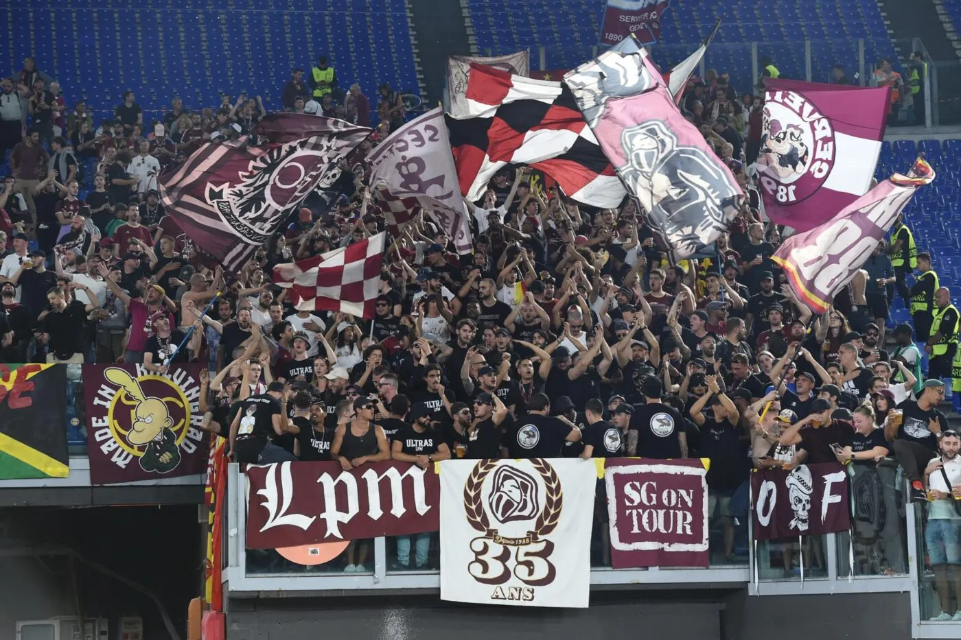 Empêchés d'accéder à leur parcage, les ultras de Servette soutenus par leurs rivaux de Lausanne