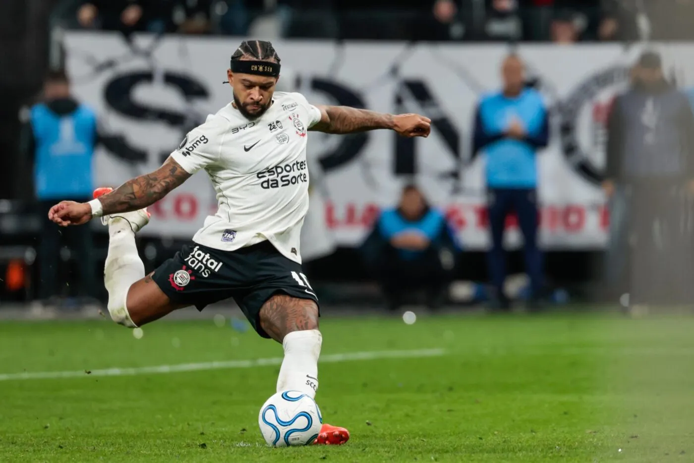 Le penalty complètement raté de Memphis Depay