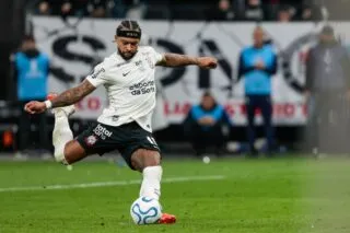 Le penalty complètement raté de Memphis Depay