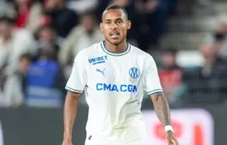 Ces sponsors qui s'intègrent parfaitement aux couleurs du maillot