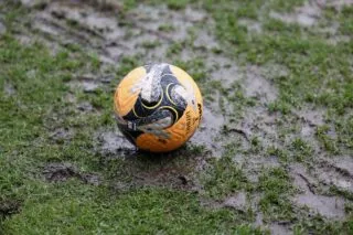 En FA Cup, un entraîneur amateur démissionne pour reprendre l'équipe adverse (et gagner)