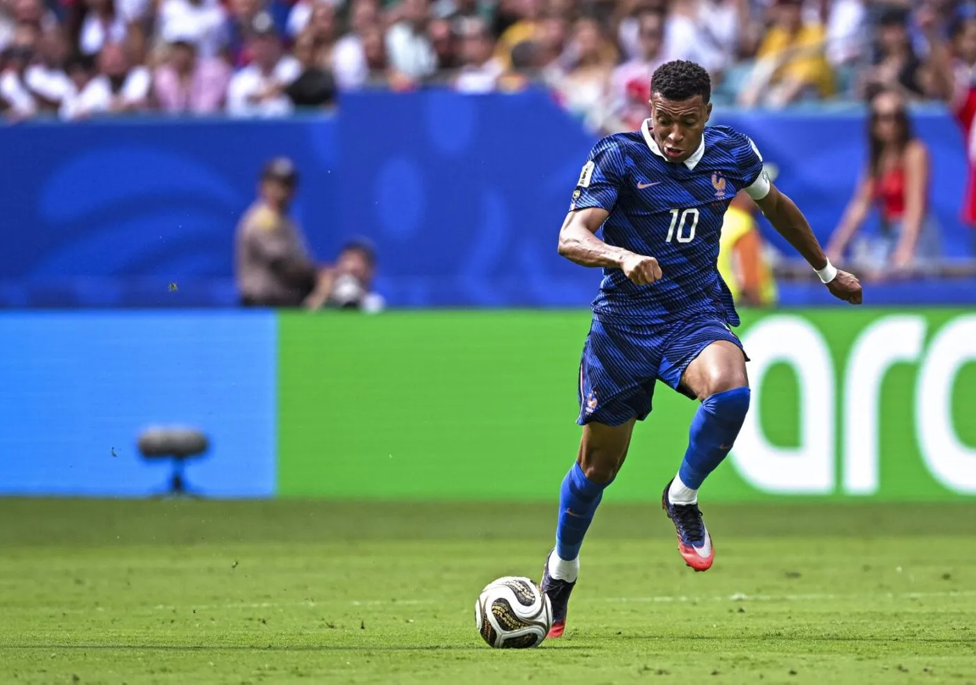 Mbappé à gauche chez les Bleus : retour vers le passé
