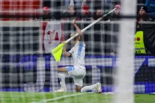Il joue avec le poteau de corner... puis plombe son équipe