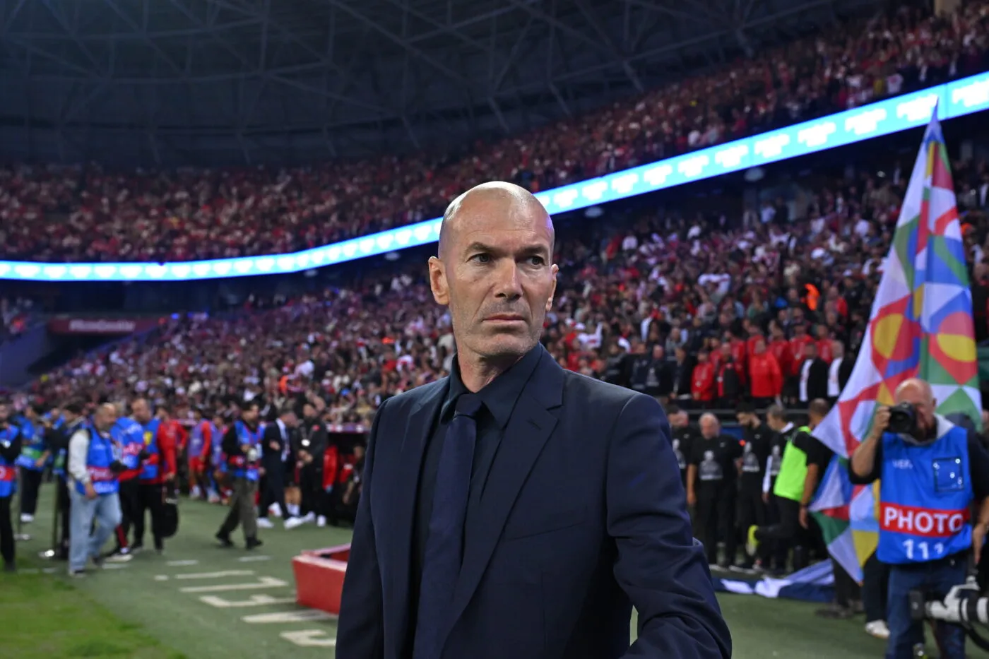 Pour ou contre le costume de Zidane pour sa première sur le banc des Bleus ?