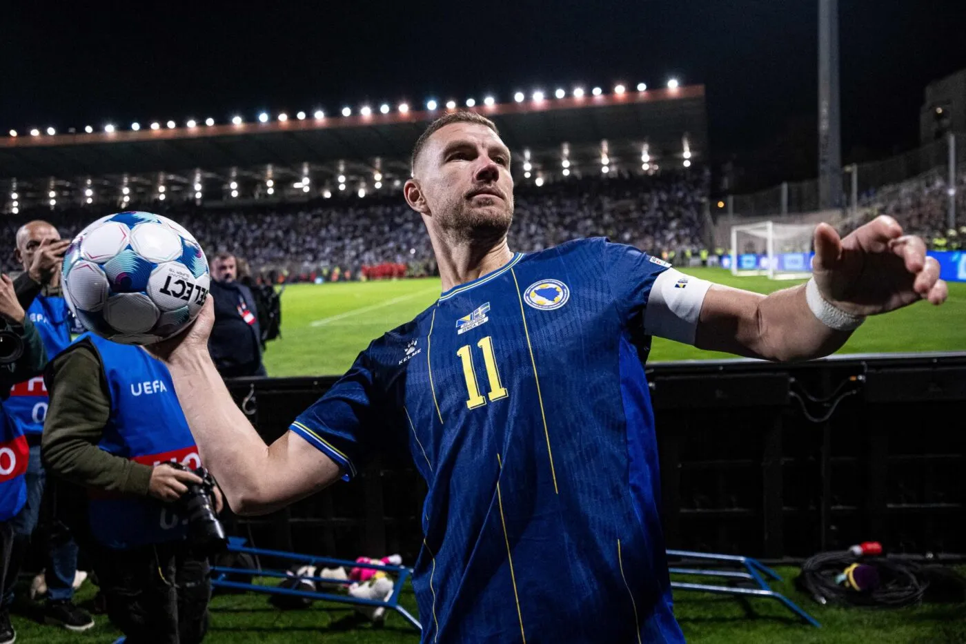 Edin Džeko s’assoit officiellement à la même table que Messi et Ronaldo