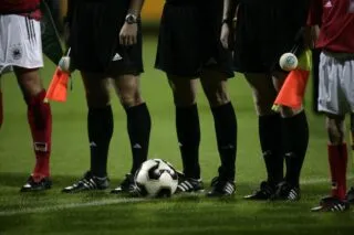 Un arbitre violemment agressé par des supporters au Kenya