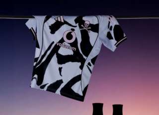 Le nouveau maillot des Orlando Pirates est un peu fou mais on adore