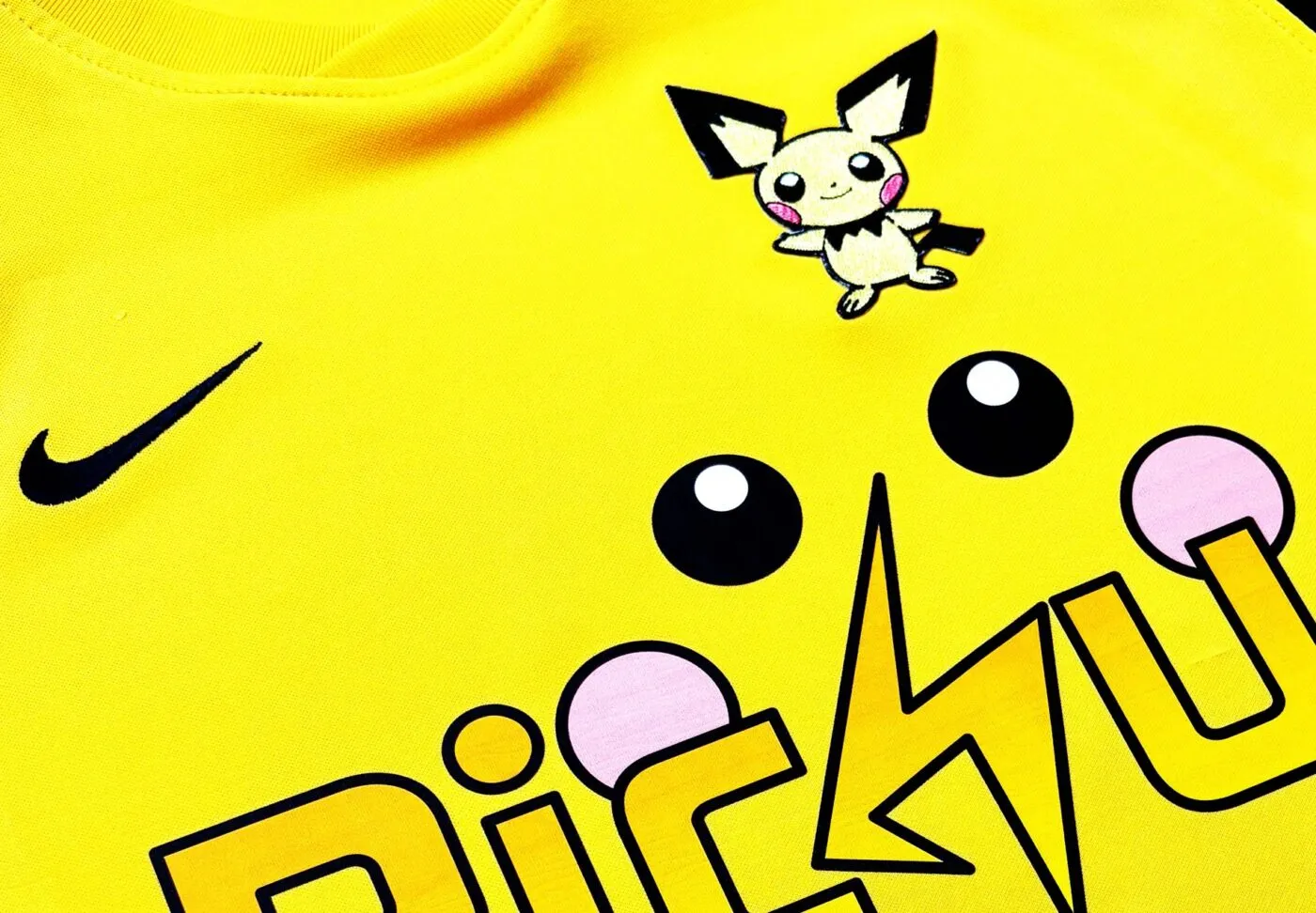 L’homme qui flingue des maillots pour mettre des Pokemon dessus