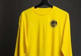 Qu'est-ce qui est jaune et qui a 50 ans ?