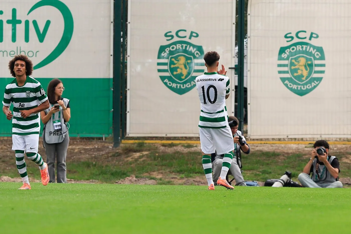Les jeunes du Sporting célèbrent leur but contre l’OM avec un t-shirt JUL
