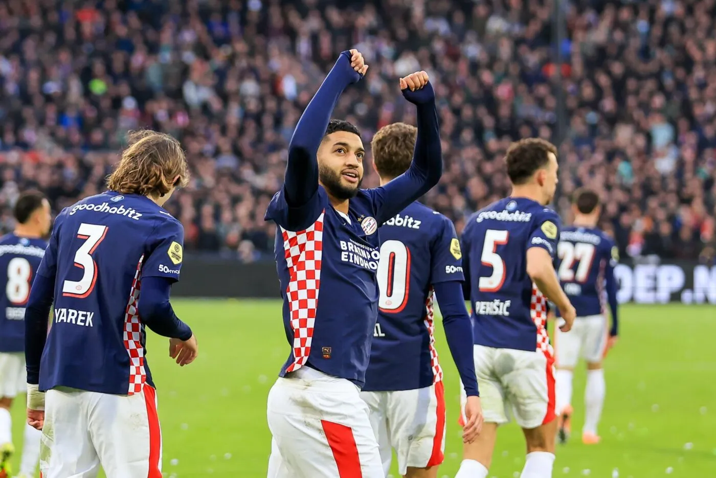 Grâce au triplé de Saibari, le PSV grille la priorité au Feyenoord