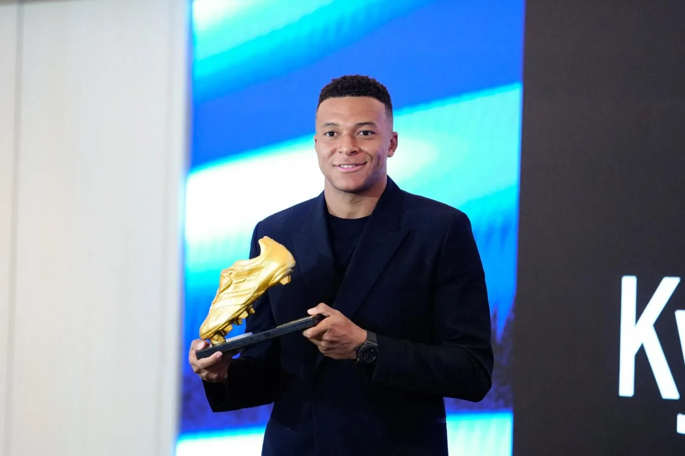 Kylian Mbappé reçoit enfin son trophée individuel doré