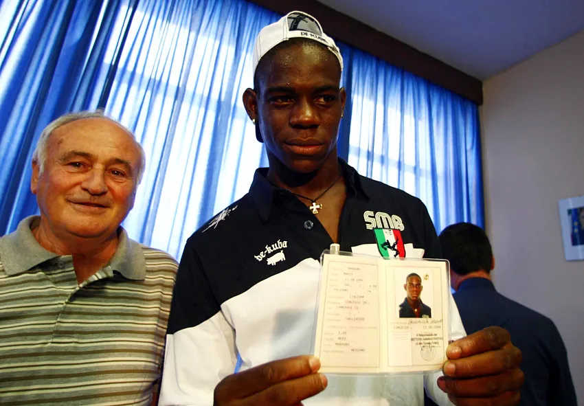 Mario Balotelli lors de l&rsquo;obtention de sa carte d&rsquo;identité, en août 2008. &#8211; Italie Photo: Aldo Liverani / Icon Sport &#8211; Photo by Icon Sport