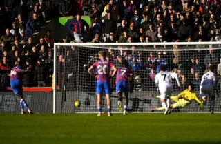 Pourquoi Mateta a eu le droit de retirer son penalty malgré son double contact