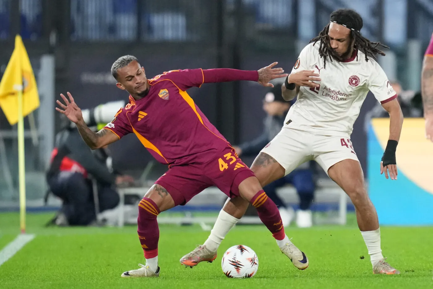 Robin van Persie fait entrer son fils, le leader s’incline : joli début de soirée en Ligue Europa