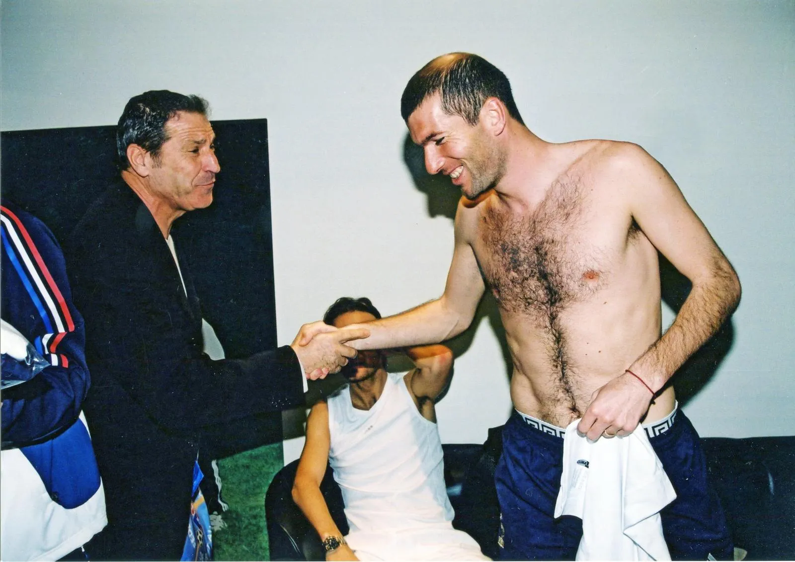 Si Zizou cherche un produit pour les cheveux, il sait à qui parler. (Photo : Jean Bibard)