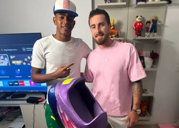 Cavart : qui est cet artiste qui sculpte des crampons géants pour les stars du foot ?