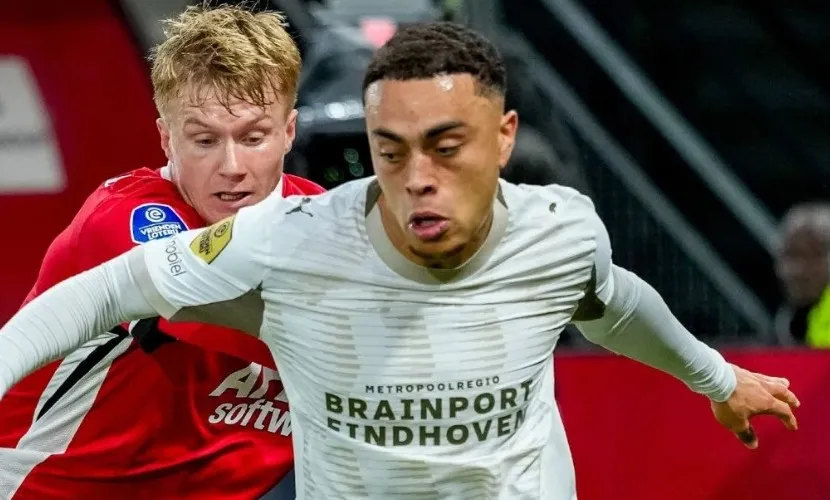 Pardon mais pourquoi Sergino Dest joue-t-il avec un maillot différent des autres ?