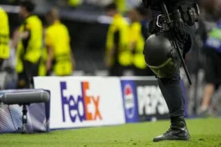 Une équipe de police épinglée pour une photo façon hooligan