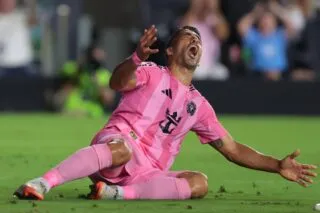 Luis Suárez suspendu après avoir mis une balayette à un adversaire