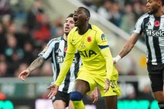 Randal Kolo Muani va porter un masque de protection