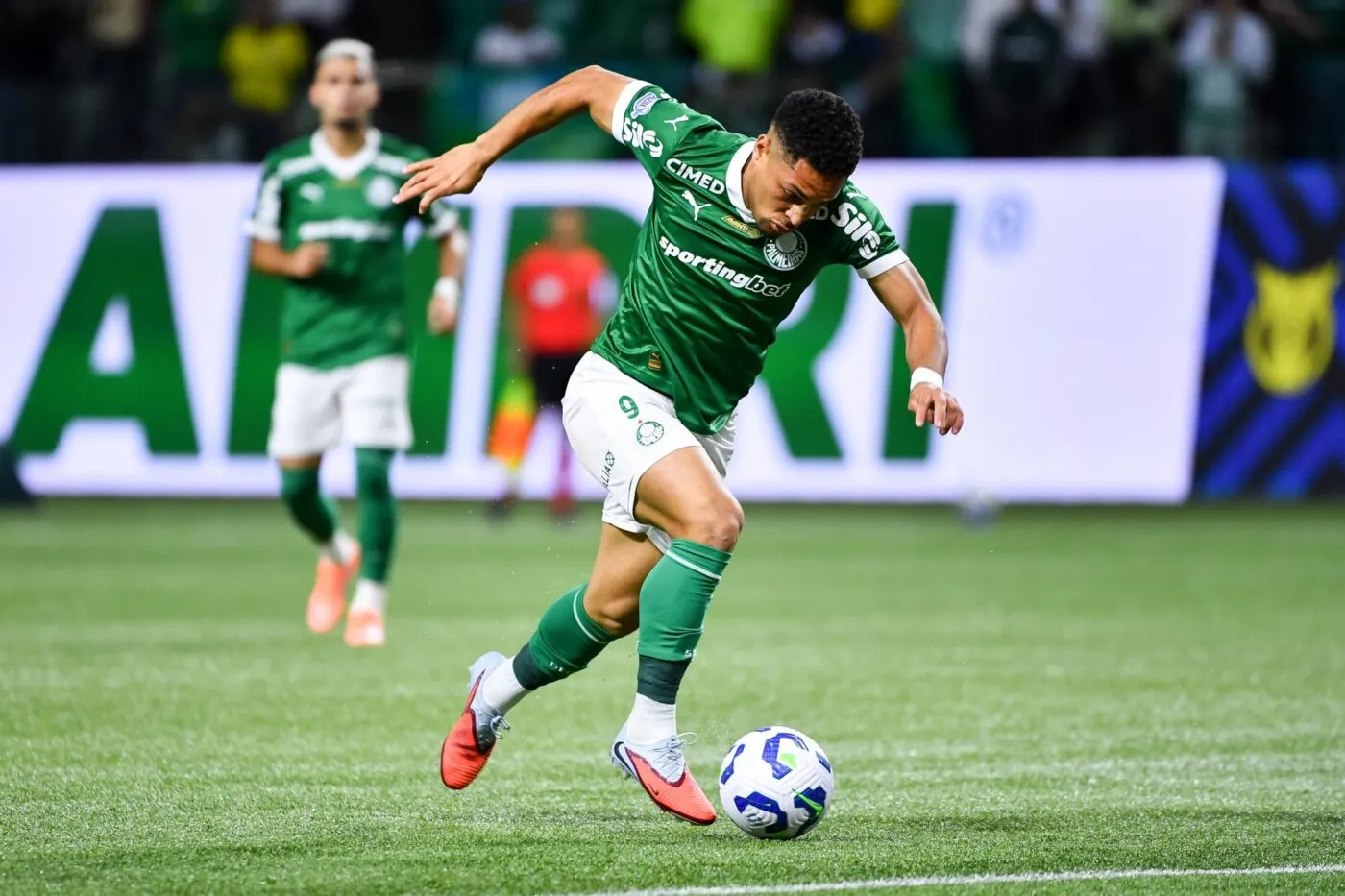 Vitor Roque renaît de ses cendres au Brésil