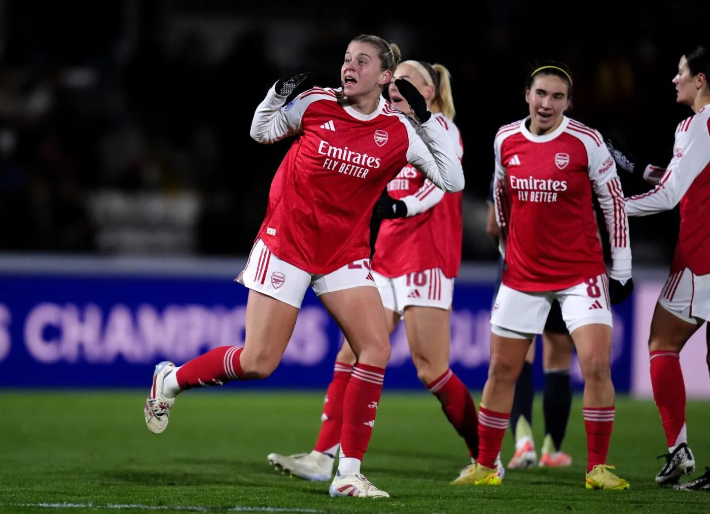 Un doublé de la tête donne à Arsenal la victoire contre le Real Madrid