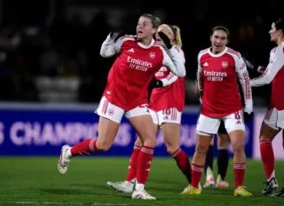 Un doublé de la tête donne à Arsenal la victoire contre le Real Madrid