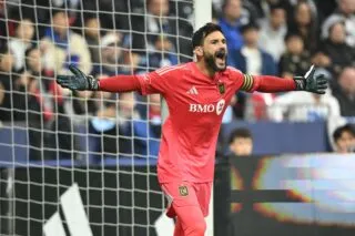 Hugo Lloris en colère contre une pelouse