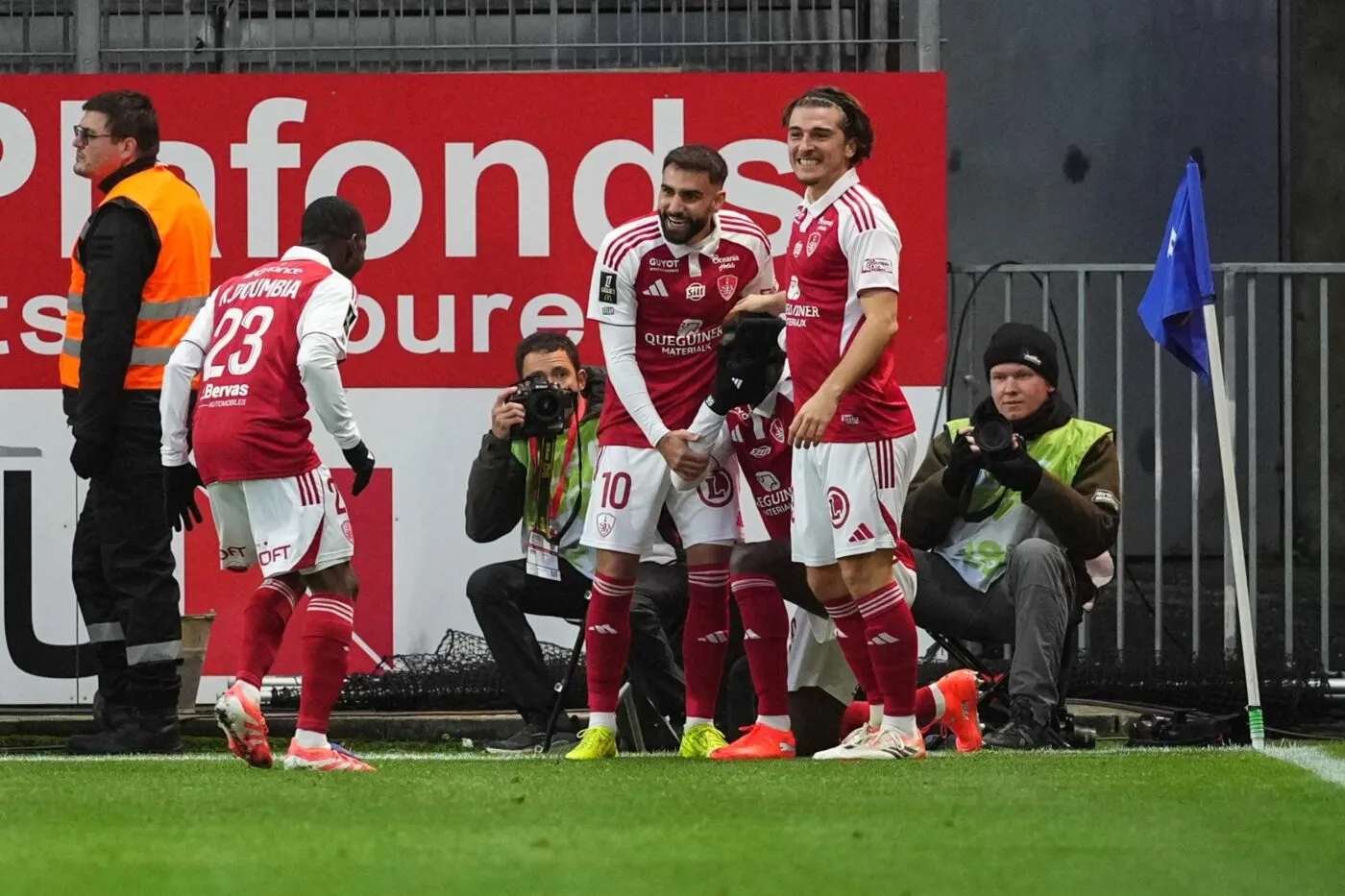 Brest fait plier Metz au finish, Awaziem marque dans deux camps avec Nantes